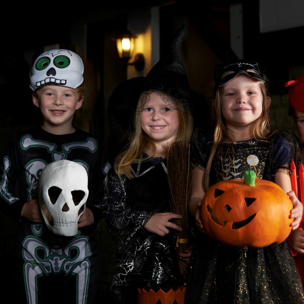 Enfants en costume à une fête d'Halloween